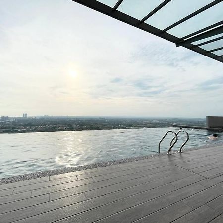 Quartz Near To Jonker Walk With Infinity Pool Cozy 3B2B Apartment Malacca Exterior photo