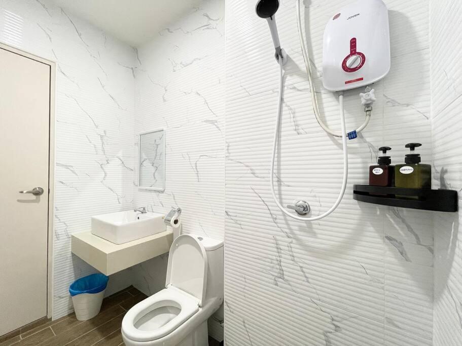 Quartz Near To Jonker Walk With Infinity Pool Cozy 3B2B Apartment Malacca Exterior photo