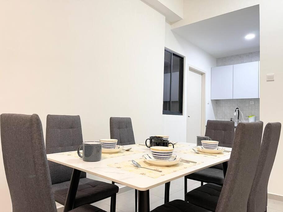 Quartz Near To Jonker Walk With Infinity Pool Cozy 3B2B Apartment Malacca Exterior photo